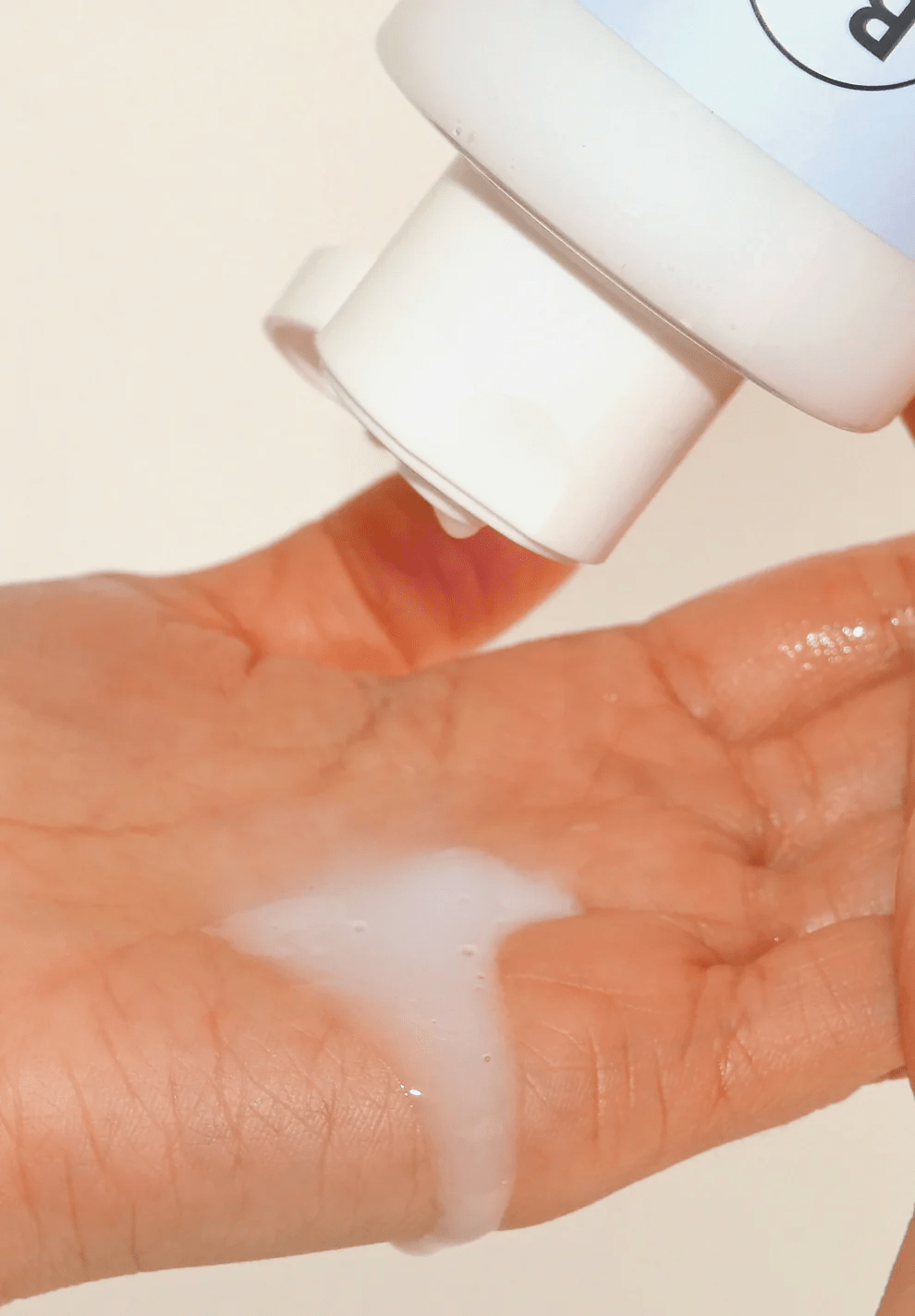 Barr Centella Soothing Sun Essence SPF50+ Textura in hand