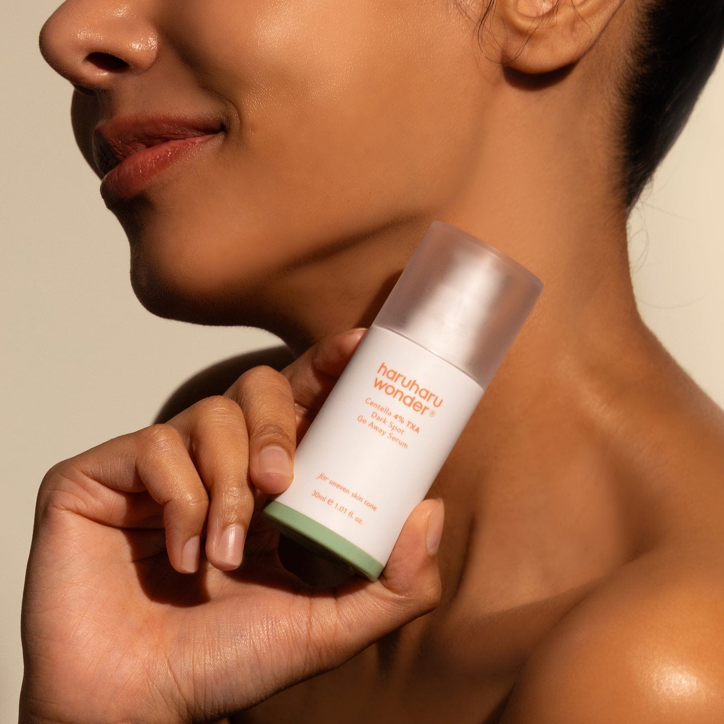 Haruharu Wonder Central 4% TXA Dark Spot Go Away Serum Model Holding