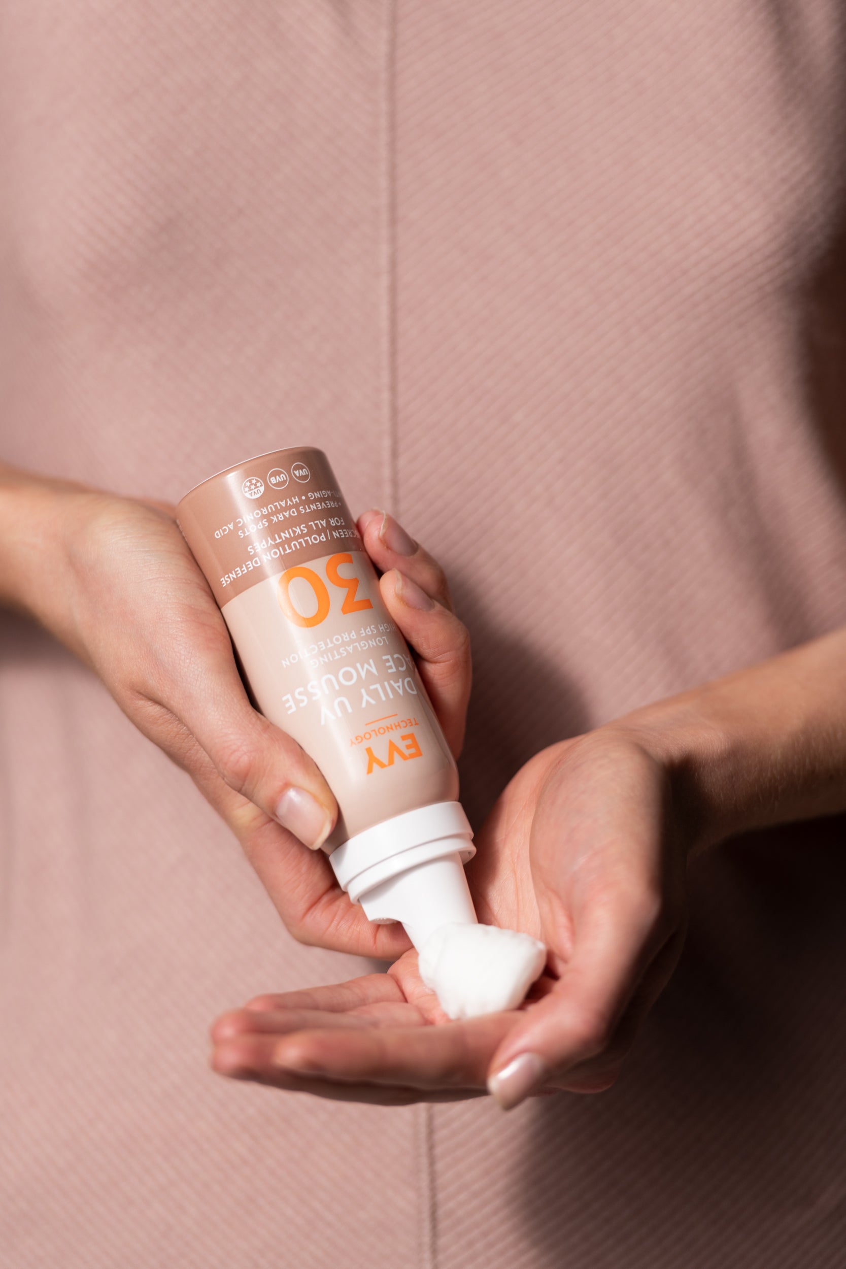 Evy Daily UV Face Mousse spf30 Swatch