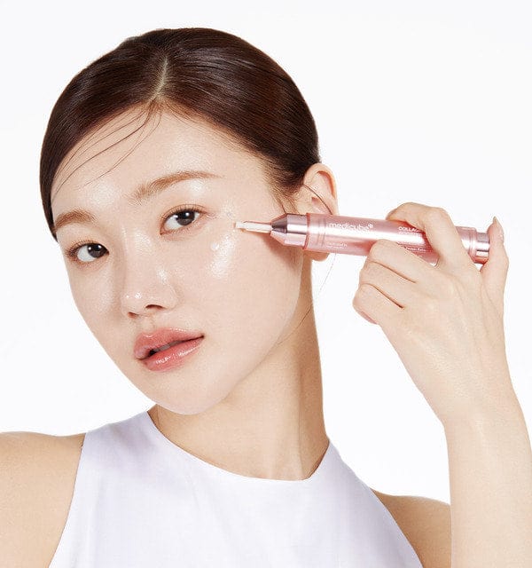 Medicube collagen glow booster serum model - Disruptif Beauty